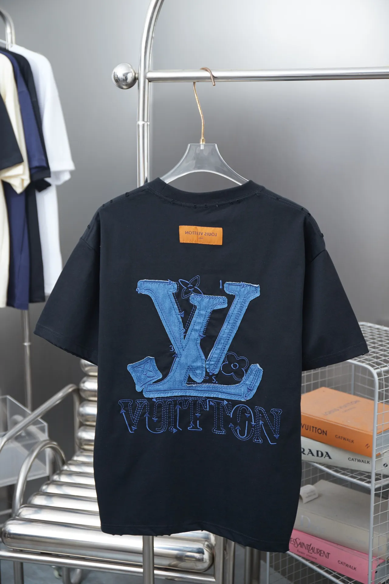🅿️200 1V 25SS early spring new style denim splicing embroidery LV short sleeves light luxury essential item for daily commuting for men and women correct version welcome to compare detailed features · 320g 100% pure cotton double yarn jersey fabric · Special thickened 32 pieces of double-strand 1X1 thread in the same vat custom dyeing · Denim cutting and splicing ➕Various embroidery craft letters · Hem collar Cuff fraying process · Double-needle stitching across seams · Original main mark, washed tag, branded moisture-proof paper packaging Color: Black/White Size: S/M/L/XL